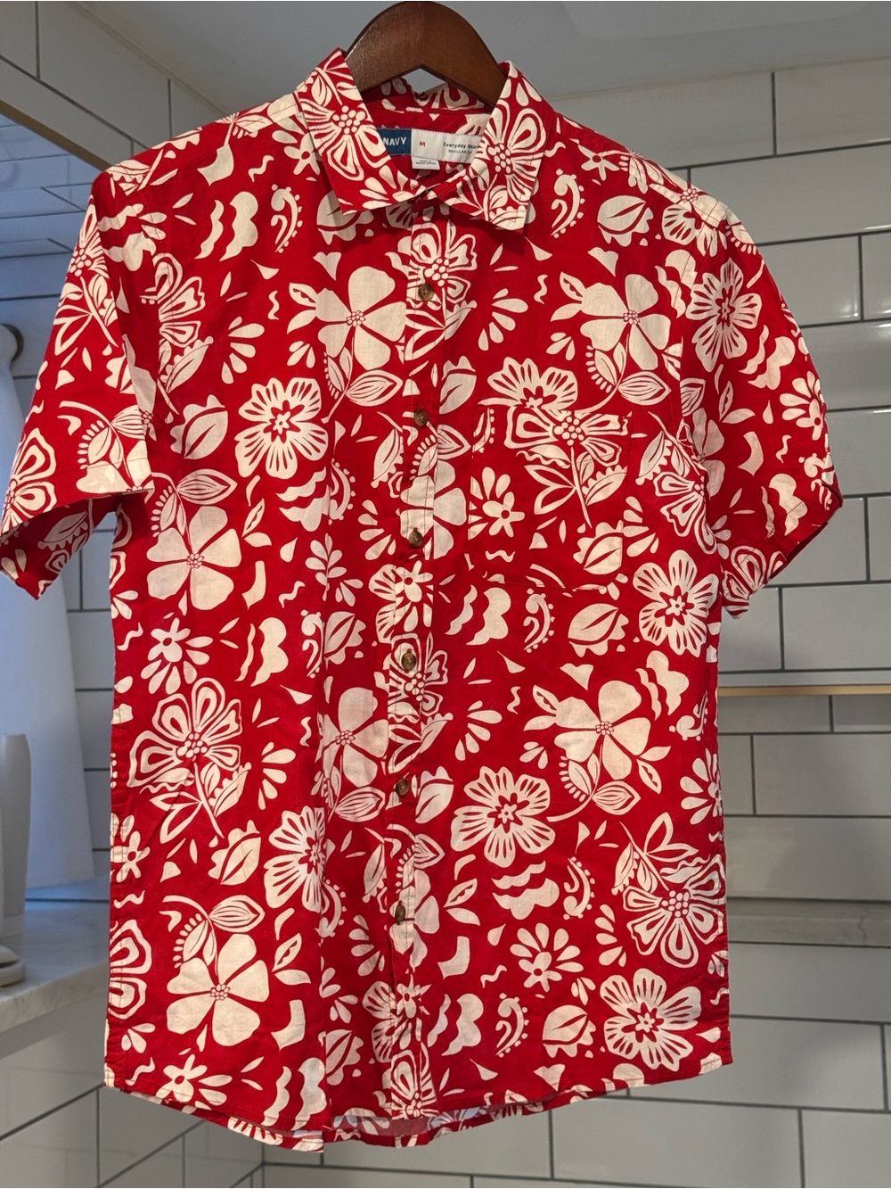 Old Navy Red and White Floral Short-Sleeve Button-Down Shirt - NWT - Mens M